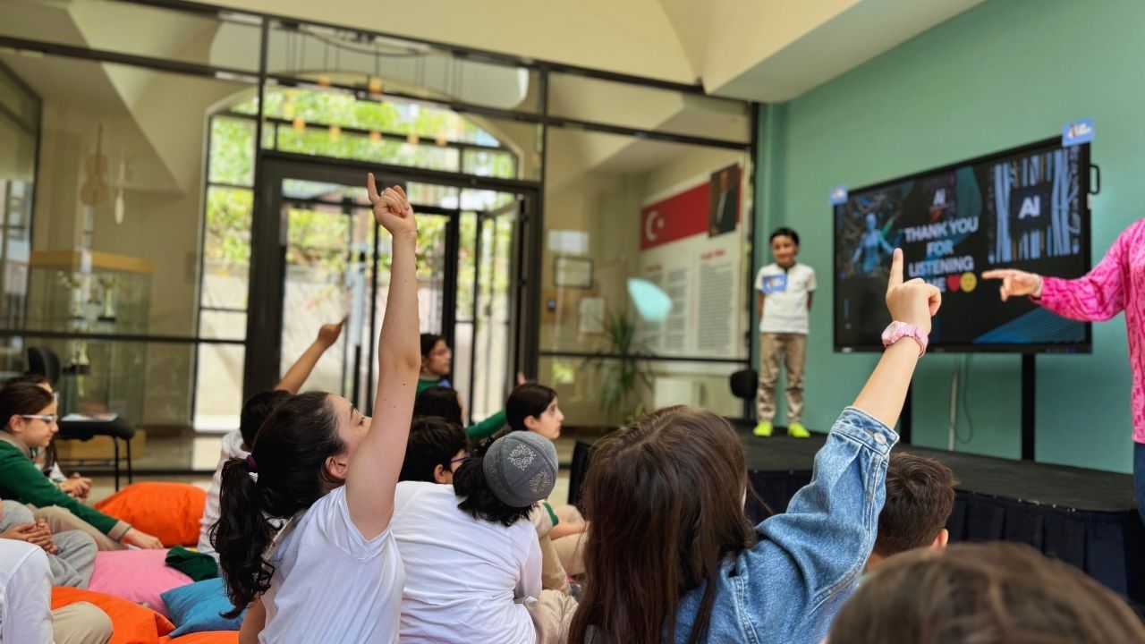 Öğrencilerimizden İngilizce Sunum Performansı